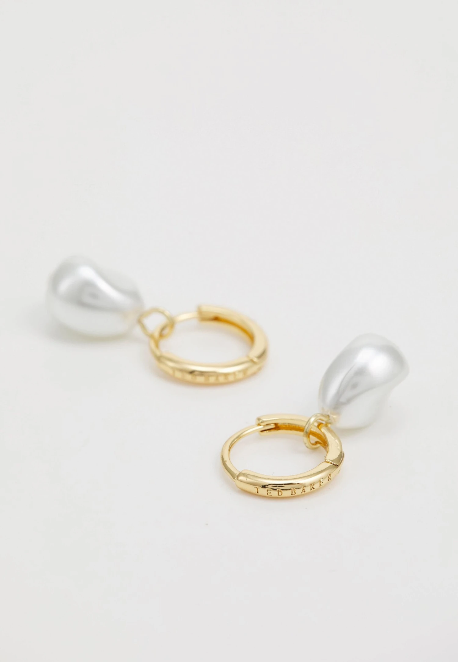 Ted Baker Periaa Chain Huggie Earring - Oorbellen - Gold-Coloured 1 Ted Baker Periaa Chain Huggie Earring - Oorbellen - Gold-Coloured